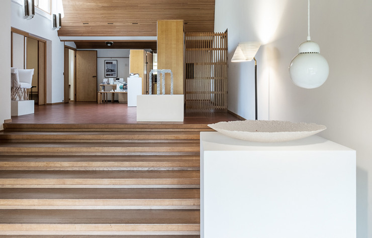 Véritable objet d’art, « Reunited II » fait le lien entre le mobilier et les sculptures exposés.