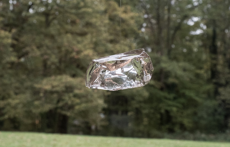 Suspendus dans le vide, les fragments « Fission » répondent à la nature qui encadre la maison Louis Carré.
