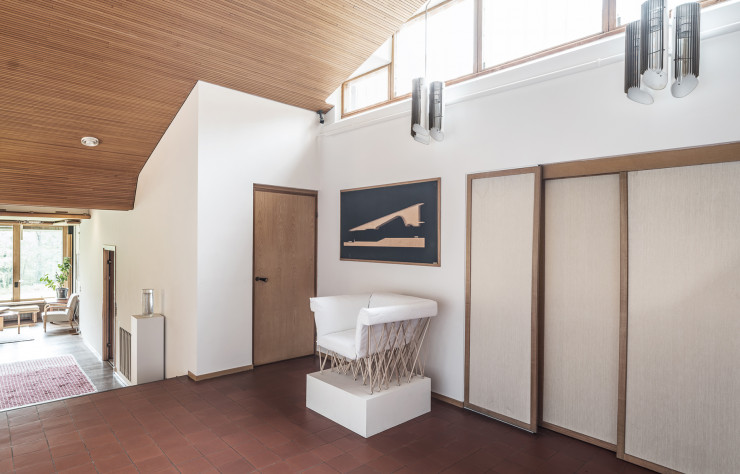 Dans l’entrée, la « Stick Chair » nous accueille sous une vue en coupe de la maison Louis Carré.