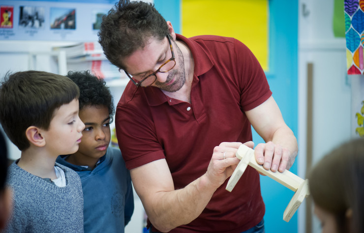 Tous les ateliers sont encadrés par un artisan et un étudiant en design de l’Ecole Camondo.
