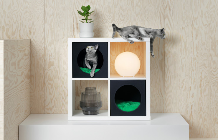 Glissée dans l’étagère «Kallax», la « Maison pour Chats » peut également se poser directement au sol. 6.99 €.
