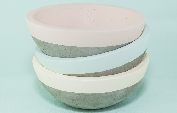 Habituée à marier le béton à l’univers de la bijouterie, Mint Pantari signe la collection « Bowl », entièrement fabriquée à la main et produite en série limitée. 90 €.