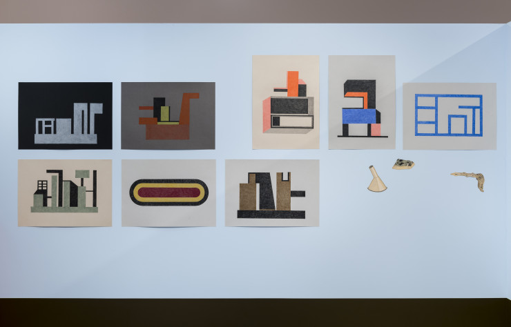Dans une salle, les objets du quotidien se mêlent aux compositions architecturales.