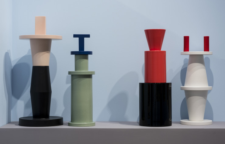 Simplement superposées, les formes simples des sculptures s’inspirent des objets les plus ordinaires.