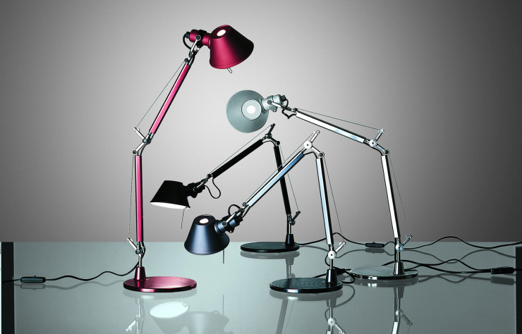 La « Tolomeo Micro Table » est disponible en finition aluminium, aluminium brillant, gris, noir, blanc, rouge, vert, turquoise, orange, bronze et jaune.