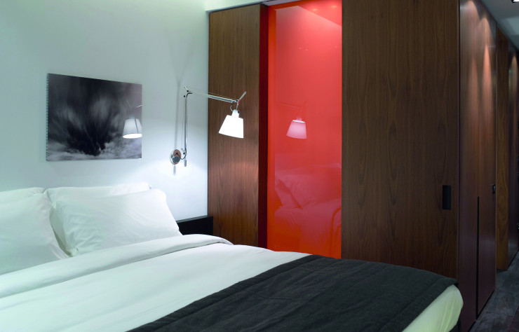 Idéale dans une chambre, la « Tolomeo Basculante Wall » peut aussi bien faire office de liseuse qu’offrir un éclairage indirect et tamisé.