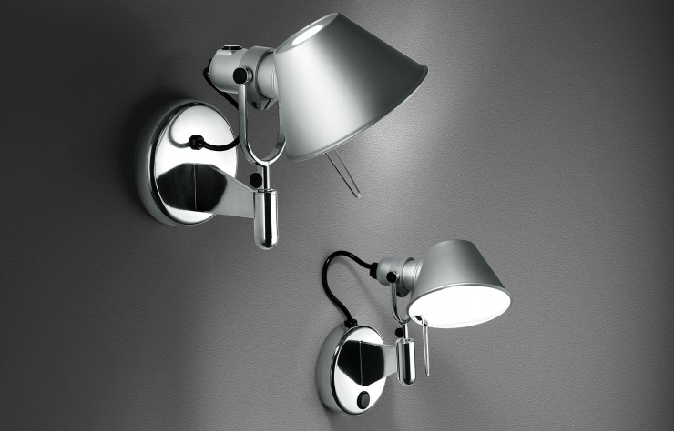La « Tolomeo Faretto » est disponible avec un variateur ou un interrupteur situé sur le support applique.