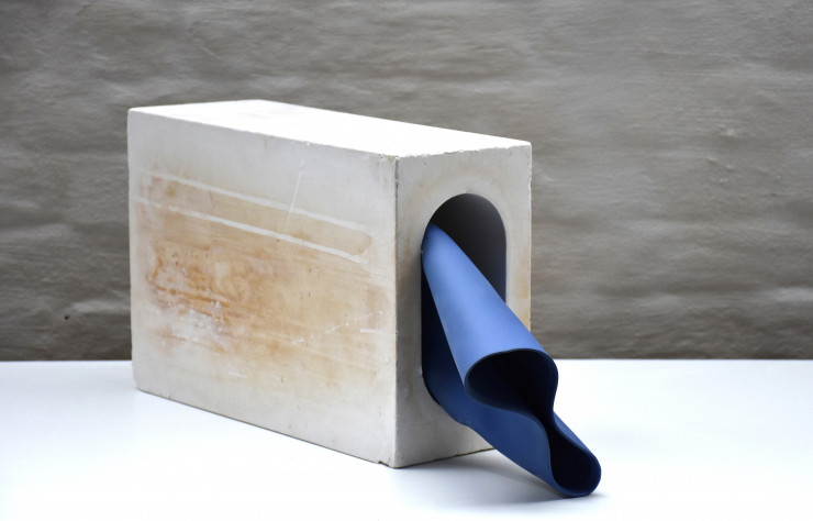 A Soft blue oval vase de Piet Stockmans.