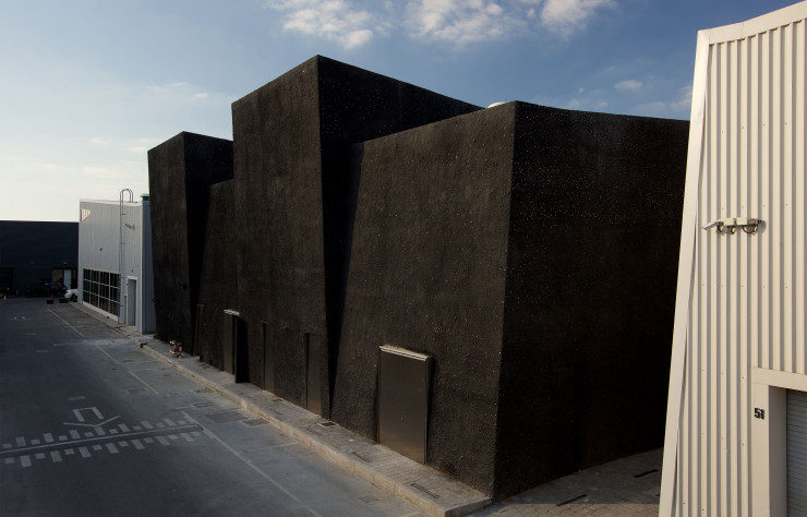Si l’avant s’ouvre à la lumière avec sa façade translucide, l’arrière du bâtiment rappelle combien Concrete porte bien son nom (« béton », en anglais).