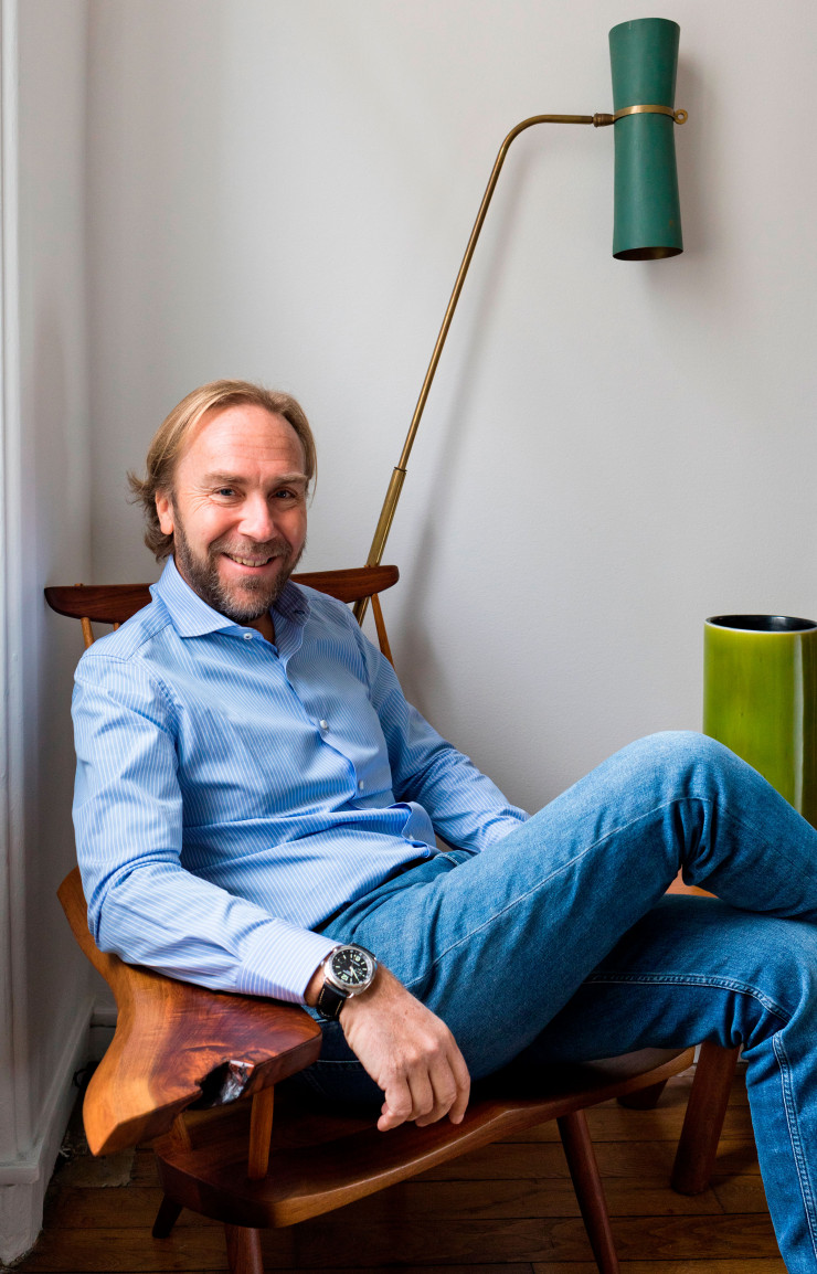 Philippe Brieallard, l’une des deux têtes de la Wa Design Gallery, assis dans un fauteuil de George Nakashima.