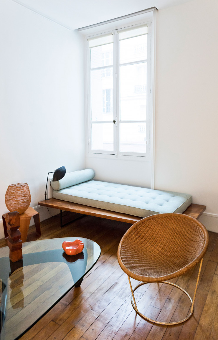 Fauteuil « Catherine » (Édition Rougier) de Joseph-André Motte devant son lit de repos asymétrique. Table basse « In50 » (Herman Miller) d’Isamu Noguchi.