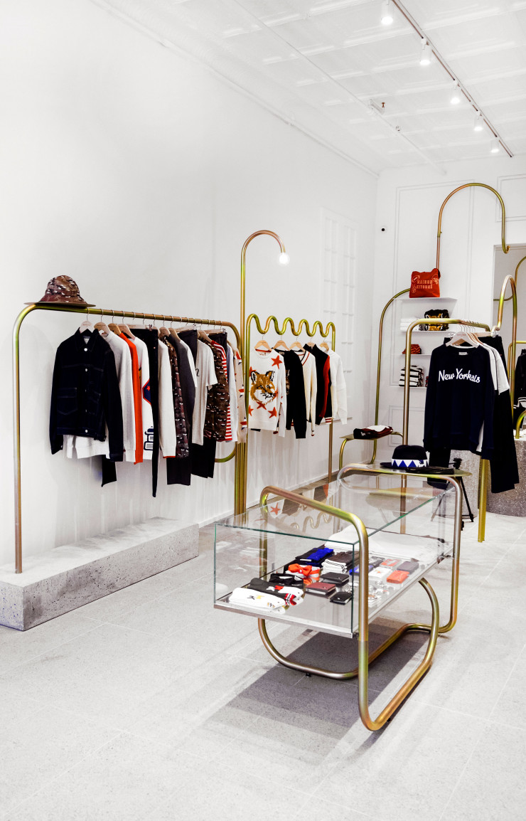 Enroulé autour des vitrines ou détourné en luminaire, le serpentin d’acier structure les espaces en même temps qu’il répond aux usages de la boutique.