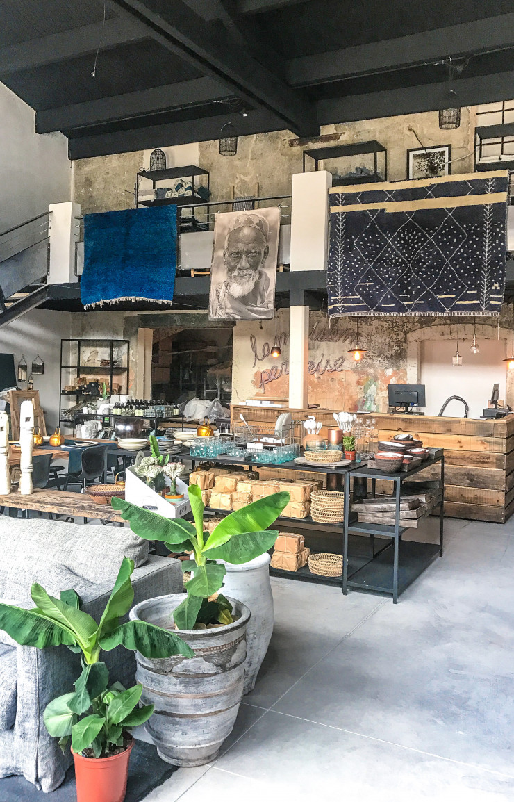 La Maison Pernoise présente un mix singulier d’objets déco et de souvenirs de voyages .