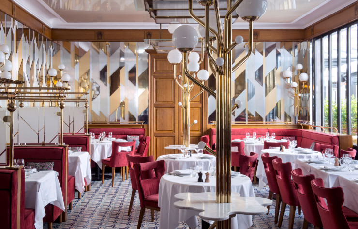 Au rez-de-chaussée, la brasserie historique a profité de la rénovation mais s’habille toujours de rouge pour rappeler qu’ici, la viande de terroir est à l’honneur.