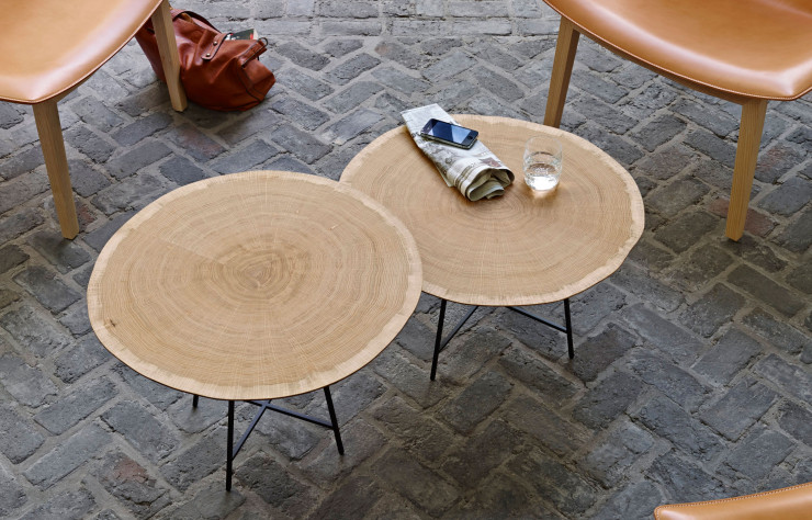 Le plateau en bois des tables basses Alburni (2014, Ligne Roset) est une fine section de tronc d’arbre.
