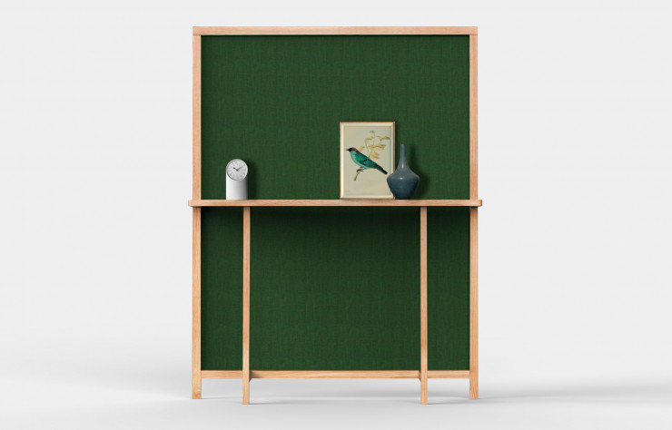 Shoji (2015, Zanotta) est un élément de mobilier hybride, mi-étagère, mi-cloison de partition.