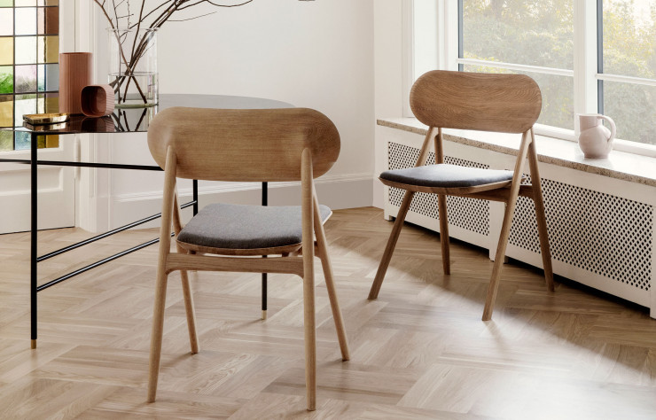 Chaise Theodor conçue par OEO Studio et baptisée du nom d’un des frères fondateurs de la fabrique Brdr. Krüger.