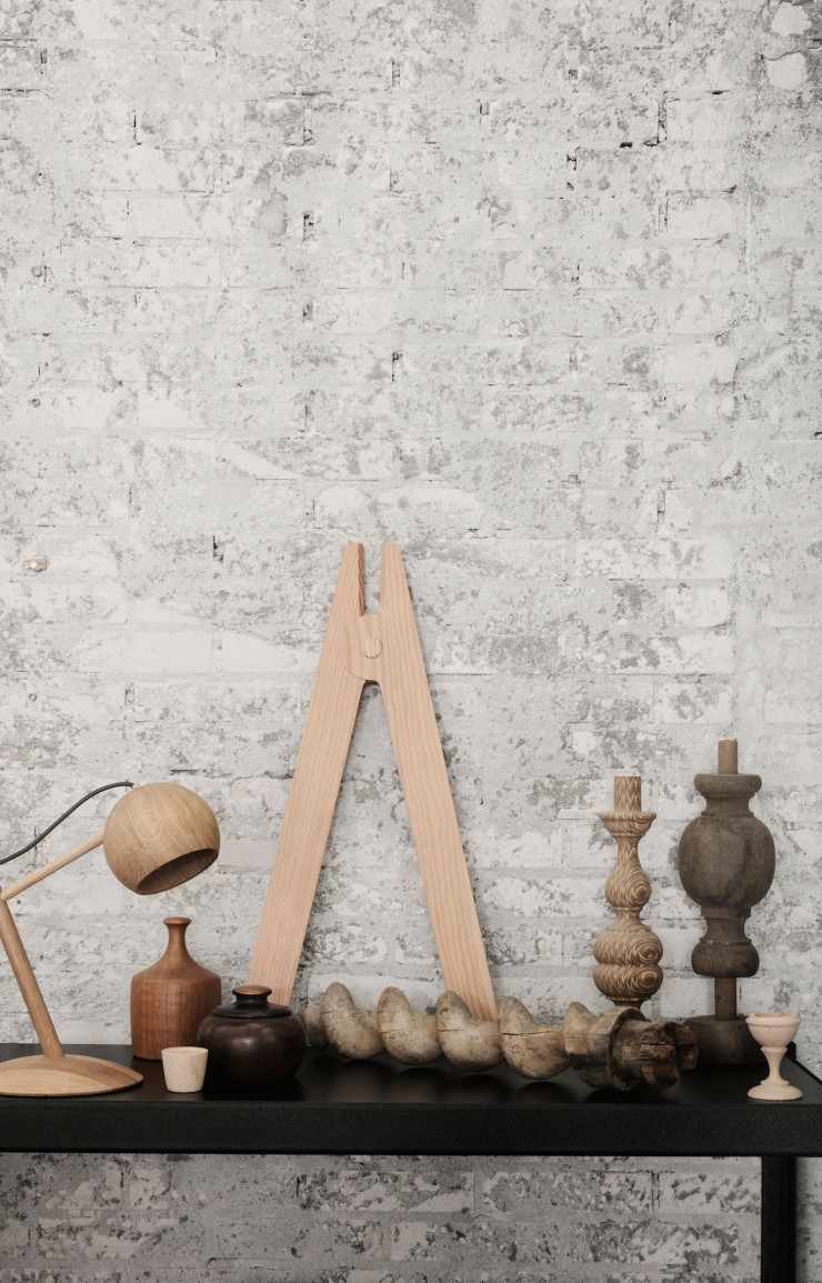 La lampe à poser Lune du Norvégien Sverre Uhnger est l’expression de la fusion entre matériau naturel et technologie, laquelle est pourvue d’une source lumineuse à LED.