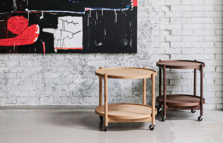 La table roulante Tray, au plateau amovible, créée par l’architecte Hans Bolling pour Brdr. Krüger, se monte sans outils.