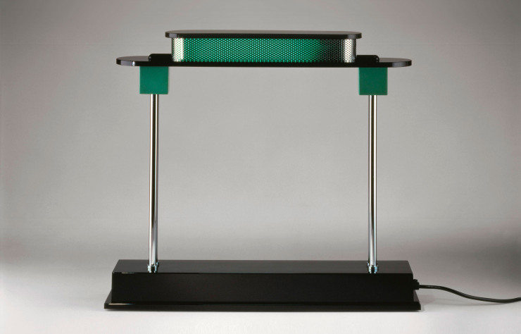 Petite architecture aux proportions parfaites, la lampe Pausania célèbre le génie de son créateur.
