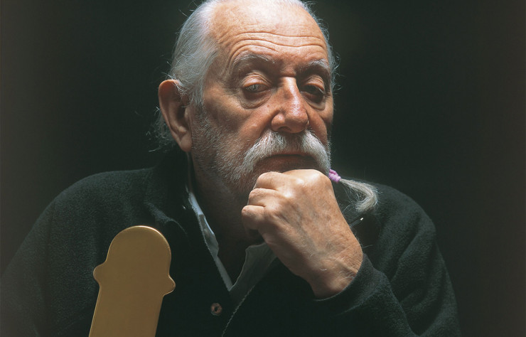 Le designer et architecte italien Ettore Sottsass avec son vase Shiva : de l’insolence avec de la substance, et inversement !