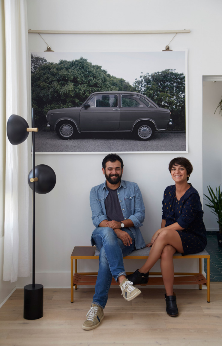Houssam Kanaan et Meghedi Simonian sur un banc revisité par Kann x Bleu de Chauffe (Kann Studio). Lampadaire de style industriel (Handvärk). Photo au mur de Mathieu Karst.