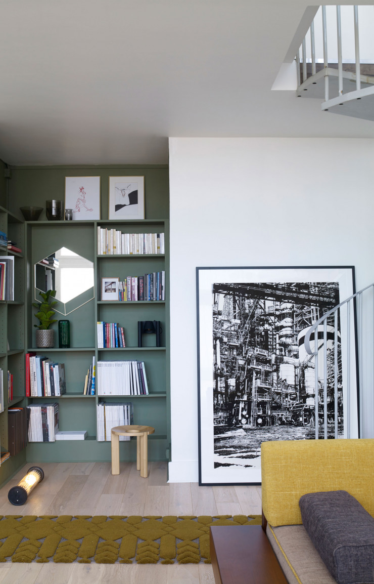 Sur la bibliothèque, illustrations de Shabnam Zeraati. À l’intérieur, s’inscrivent un miroir de AC/AL Studio (Kann Design), une carafe (Doiy au Bon Marché Rive Gauche) et une lampe-serre-livres Mr. ED de Roderick Vos (Functionals). Au sol, lampe à poser In the Tube de Dominique Perrault et Gaëlle Lauriot-Prévost (DCW Éditions). Tabouret Halo de Carla Baz (Squad Design). Grand tirage noir et blanc de Gregori Saavedra. Tapis de la collection « Jardin d’intérieur » d’India Mahdavi (La Manufacture Cogolin).