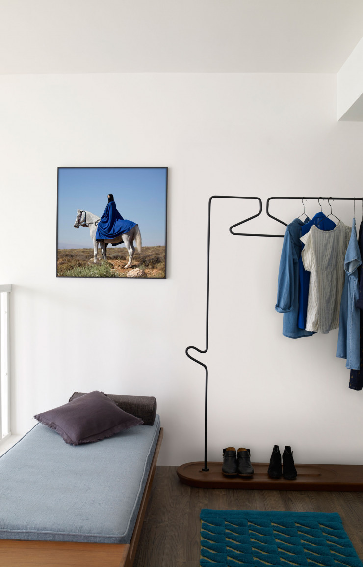 Dans le prolongement de la chambre, banquette de Meghedi Simonian et valet Pend d’Hamid Bekradi (Kann Design). Photo de Rudy Bou Chebel. Tapis tissé main Diaphore (La Manufacture Cogolin).