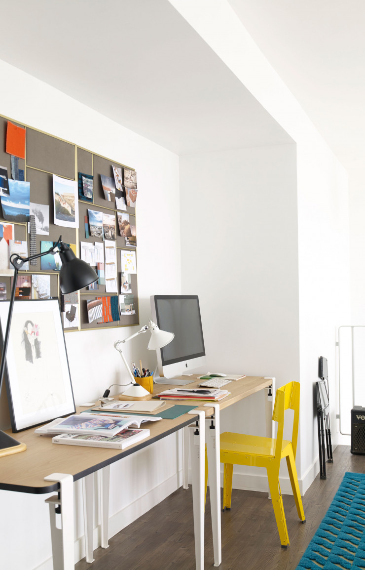 Duo de bureaux (Tiptoe). Pinboard (Please Wait to Be Seated). Chaises pliantes Stitch d’Adam Goodrum (Cappellini).