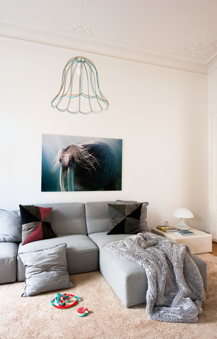 Dans le salon, au-dessus du canapé Joe, du Studio Lievore Altherr Molina (Verzelloni) et recouvert d’un tissu Kvadrat, photo Walross (Tokyo, 2008) de Monika Nguyen. Tapis Poodle (Object Carpet). À droite, lampe Cobra d’Ellio Martinelli (Martinelli Luce, 1968). Suspension Shades of 3D, du studio de design du propriétaire des lieux, Destilat.