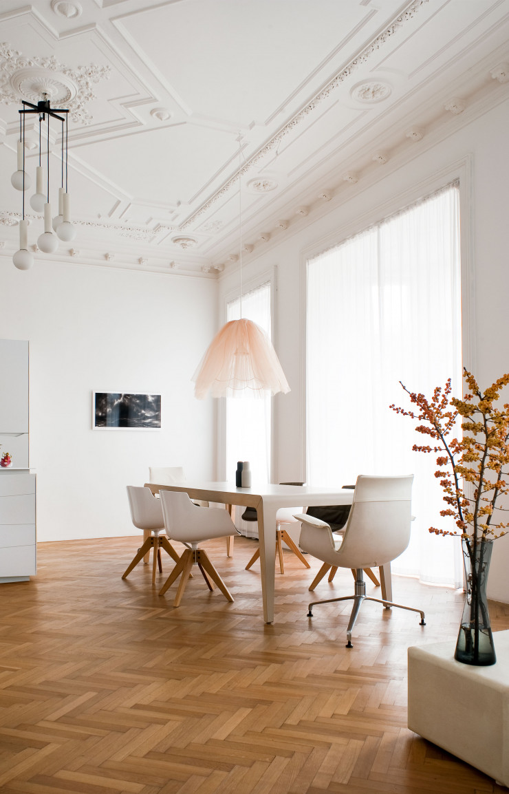 Autour de la table de salle à manger au plateau en linoléum baptisée 4 to the Floor, conçue par le studio de design Destilat, chaises (avec piètement en bois) Flow, de Jean-Marie Massaud (MDF Italia). Au-dessus, suspension créée par Monika Nguyen.