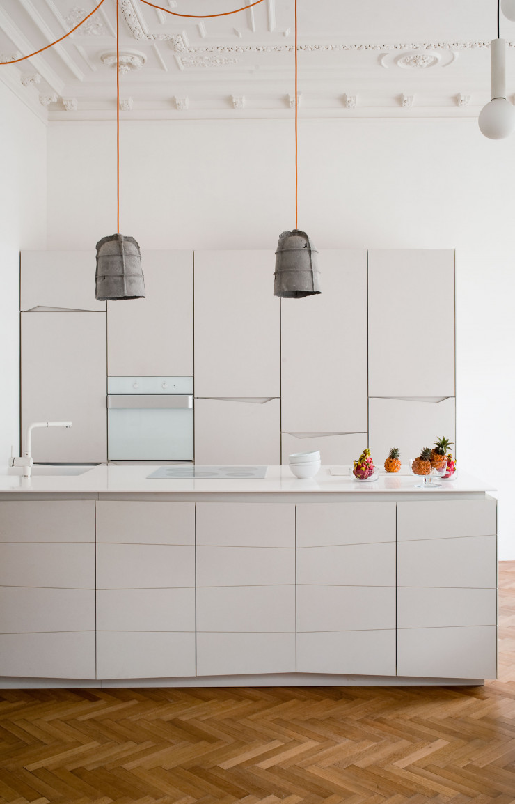 Dans la cuisine ouverte, le mobilier Camouflage a été dessiné sur mesure par le studio Destilat et habillé de carreaux Carat Elfenbein 7090 (Eternit). Suspension Mold de Michel Charlot (Eternit).