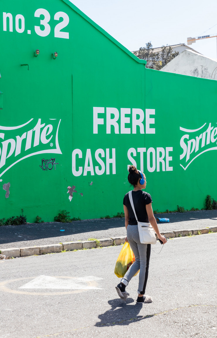 Les fresques murales sont devenues des signes identitaires de la culture visuelle à Woodstock. Les images publicitaires et, surtout, les graffs d’artistes, invités pour l’occasion, rythment la déambulation dans le quartier.