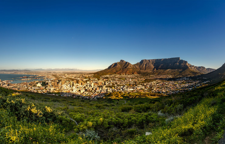 Depuis la colline de Signal Hill, la vue se déploie jusqu’au massif de Simonsberg, situé à 50 km de là. Mais surtout, on distingue clairement, en contrebas, les contours de Cape Town, avec le quartier d’affaires du Central Business District (CBD) et ses buildings, et, à l’arrière plan, le quartier de Woodstock, qui s’étend entre le port et Table Moutain.