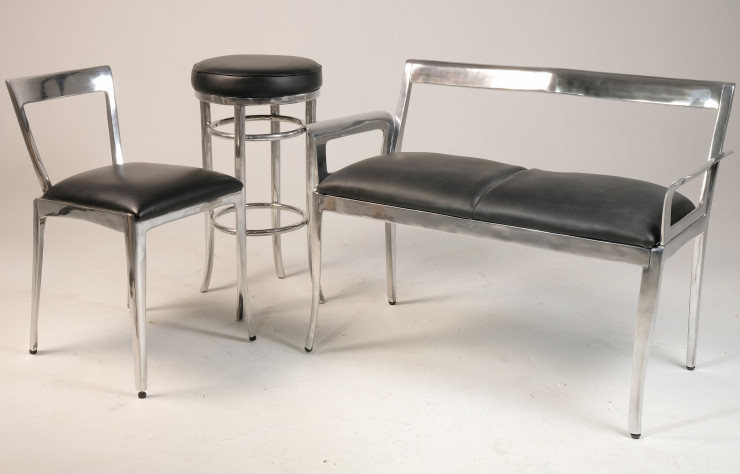 Chaise, tabouret et banc Bilbao aux lignes plus épurées.