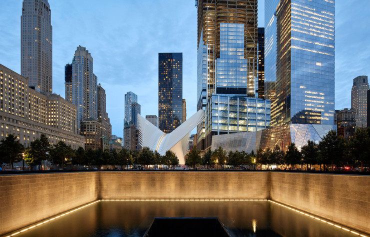 Au premier plan, l’emplacement de l’ancienne tour nord du World Trade Center. Lorsque le projet sera totalement achevé, l’Oculus se trouvera entre la tour 2WTC (encore invisible à gauche) et les tours 3WTC et 4WTC à droite.