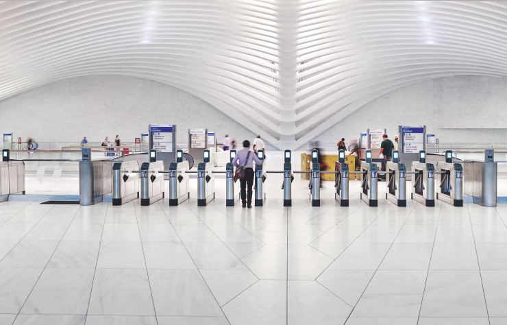 Le hall donnant accès au PATH (trains reliant le New Jersey à NYC) est surmonté des poutres métalliques qui confèrent son caractère au projet.