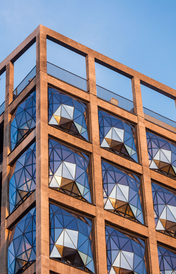 Le bâtiment dispose de 56 ouvertures au total, dont la plus grande partie est concentrée au niveau de l’hôtel.