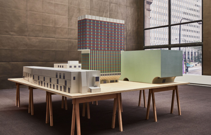 Installation qui mêle maquettes de projets signés Caruso St John et photographies de réalisations de Hélène Binet.