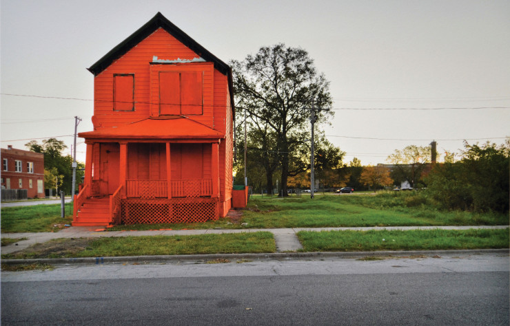 Photo d’une maison vouée à être démolie, mais qu’Amanda Williams a repeinte avant de la photographier.