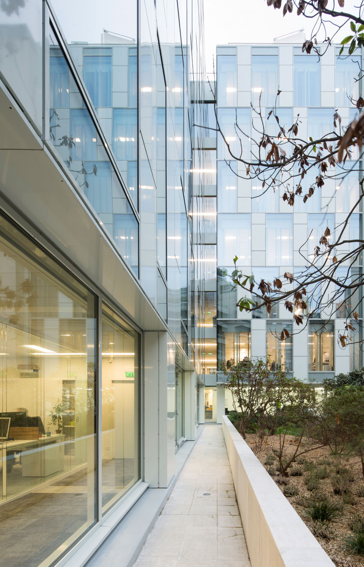 Un immeuble de bureaux des années 70 restructuré par Franklin Azzi sur le boulevard Raspail, à Paris.