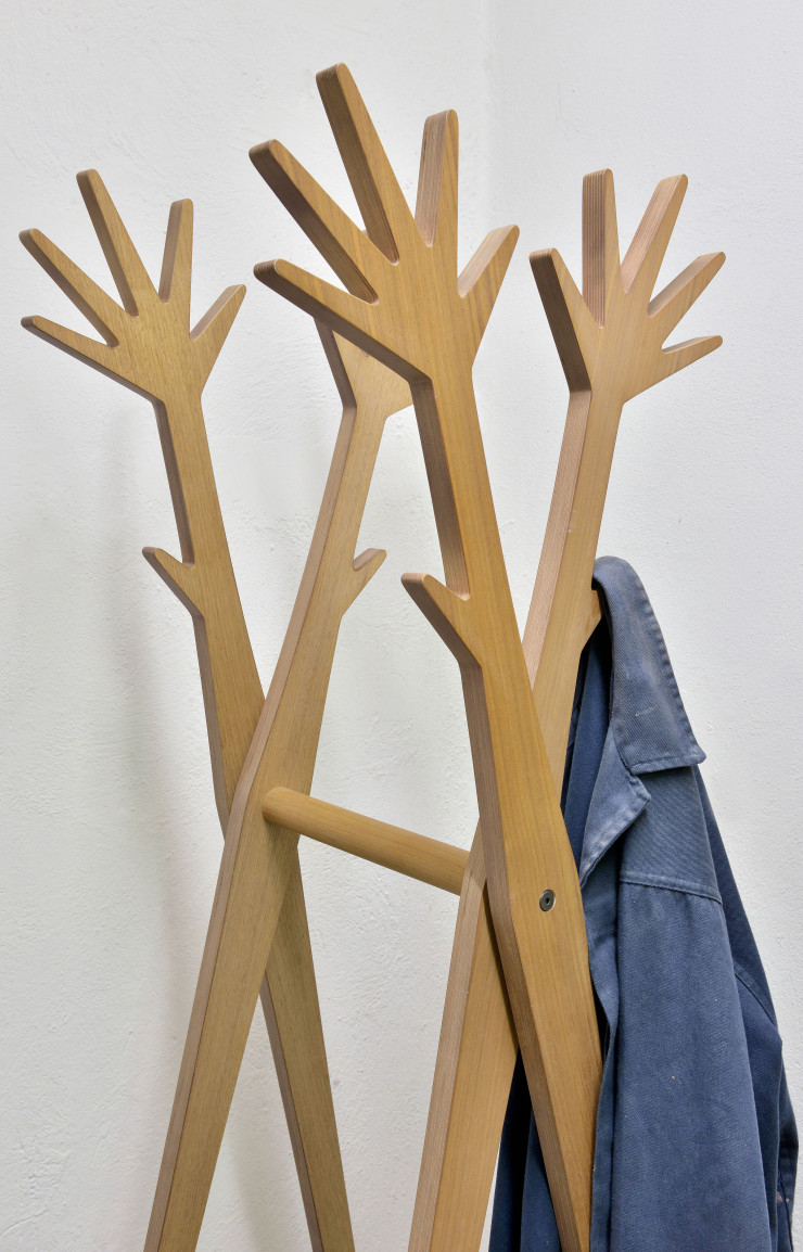 Détail du portemanteau en bois « Tanti Saluti ».