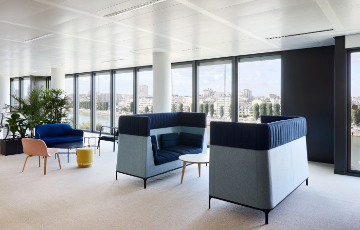 Un des open spaces qui donnent sur la Seine, dans lequel ont été aménagés des petits coins salons pour créer de l’intimité et faciliter les échanges entre les collaborateurs.