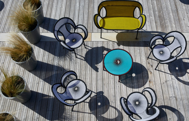 Un des patios incorporés dans le bâtiment en verre de huit étages qui devrait accueillir prochainement une toiture végétalisée. On reconnaît la collection de jardin « Banjooli » de Sebastian Herkner (Moroso).