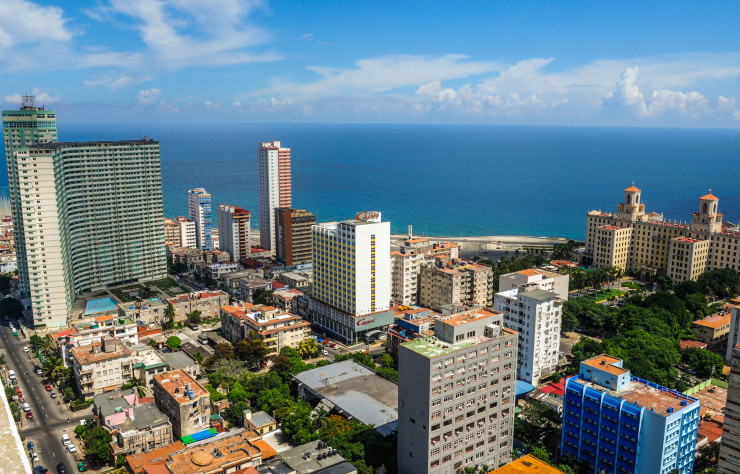 Le quartier du Vedado abritant de nombreuses tours avant-gardistes, il est aisé d’y prendre de la hauteur et de s’offrir ainsi une vue sur la mer.