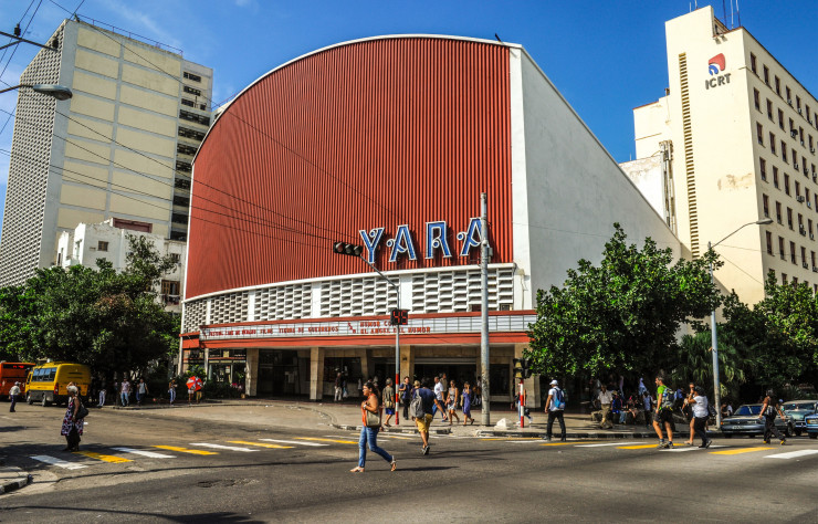Autre construction remarquable des années 40, le cinéma Yara (ex-Radiocentro) avec sa toiture courbée (Junco, Gastón et Domínguez, 1945-47).
