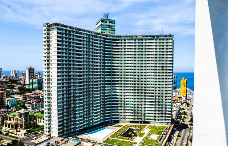 À l’époque de sa construction (1954-56), le Focsa, immeuble résidentiel du Vedado culminant à 121 mètres, oeuvre d’Ernesto Gómez Sampera et de Martín Domínguez Esteban, figurait parmi les plus hauts bâtiments en béton armé dans le monde.
