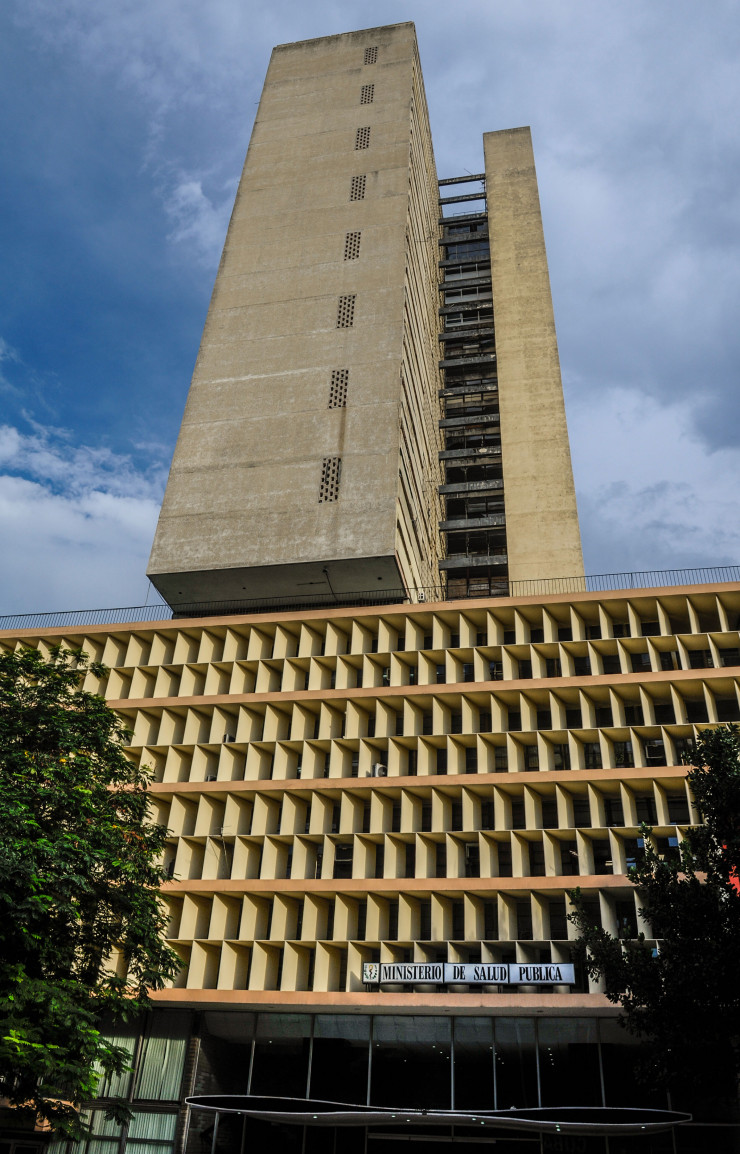 Plusieurs fois primé, le haut bâtiment du Seguro Médico, signé Antonio Quintana (1956-58), domine la Rampa, la partie de la 23e Avenue qui descend vers la mer.