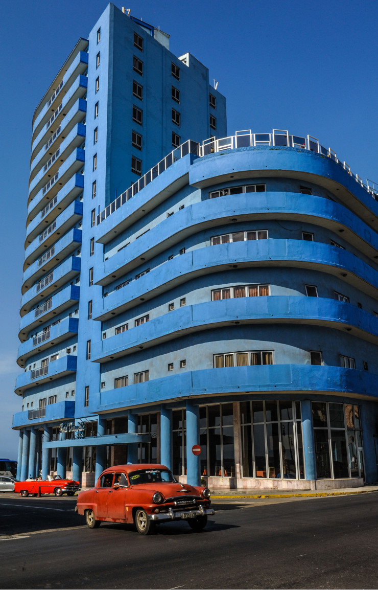 Un immeuble du Vedado aux couleurs de ciel sans nuages.