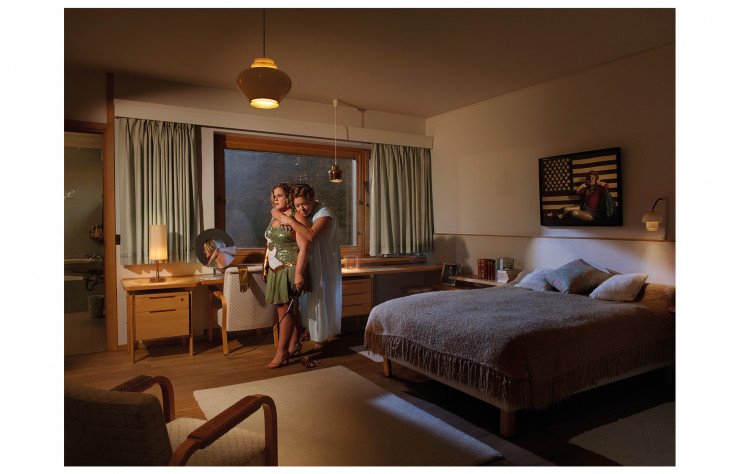 « Les couples ont été choisis selon les lieux. J’adore la scène entre la jeune fille en costume de pom-pom girl et sa mère dans la chambre à coucher. Cette image ne pouvait fonctionner que dans cette pièce. Le tableau derrière, c’est une photo de ma grand-mère (héroïne de la fameuse série “Mamika” du photographe, NDLR). »